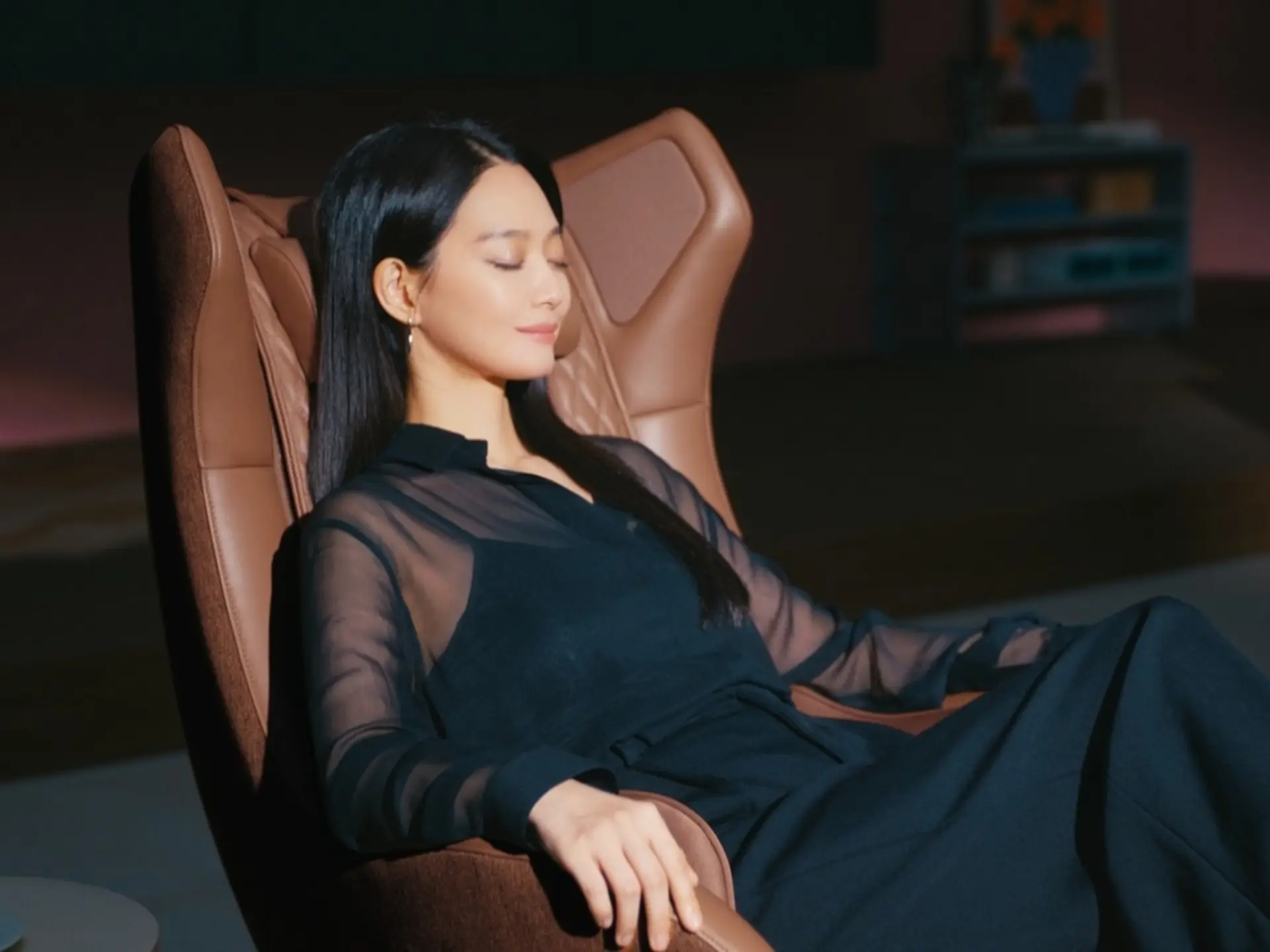 Woman resting with eyes closed in the Pause M4