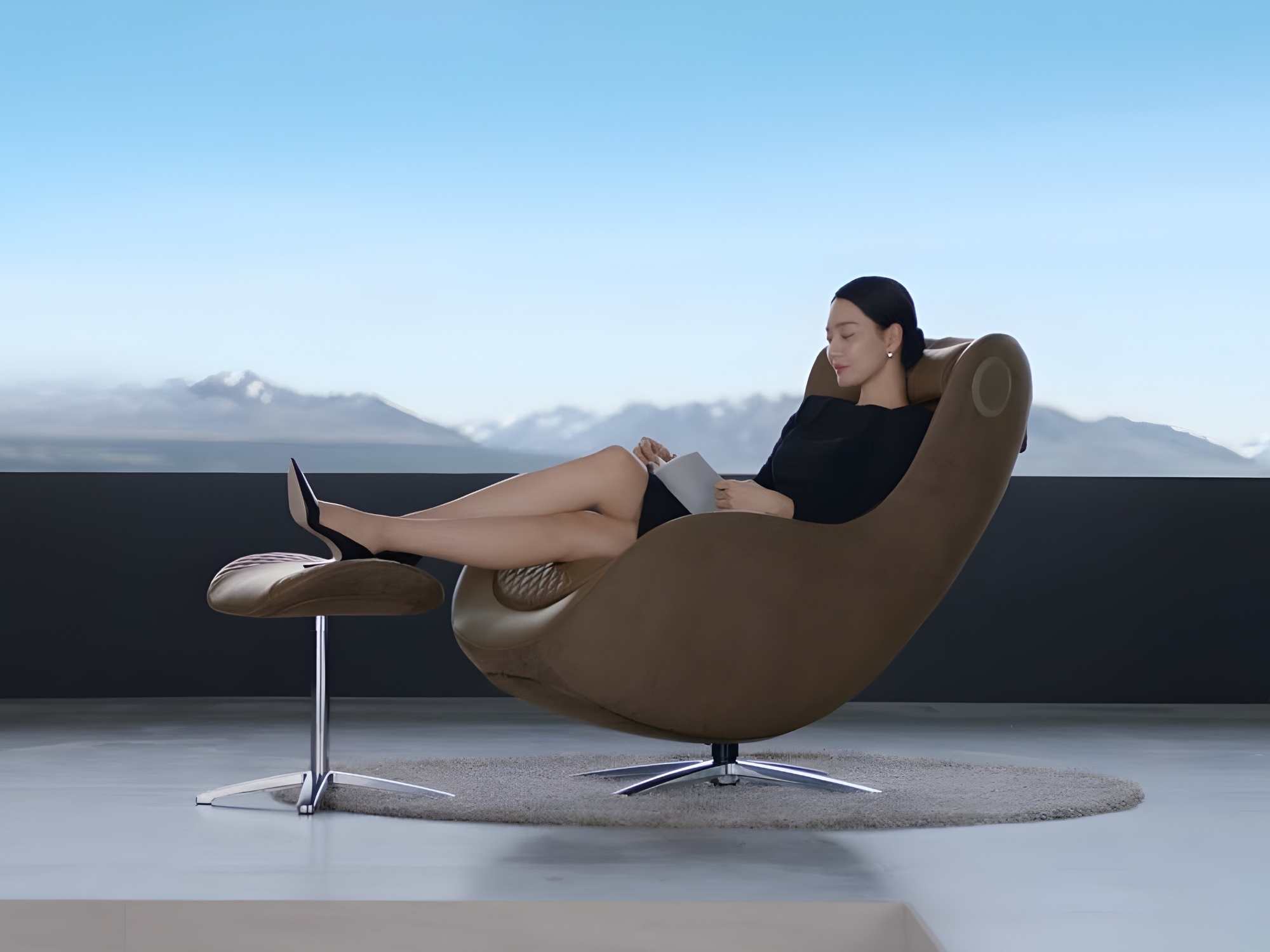 Woman reading in Pause M4 with panoramic mountain view